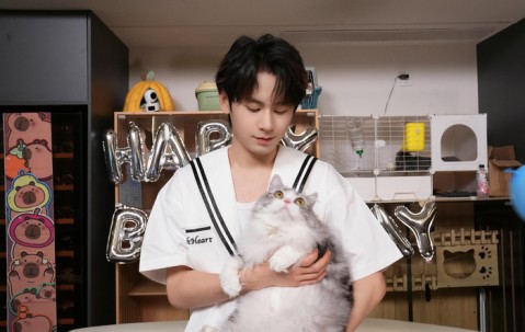 父女合照萌态十足，无畏迎光向前