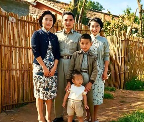 多多28APP下载-郑丽文和家人的一张合影，时间是1971年，地点是眷村。